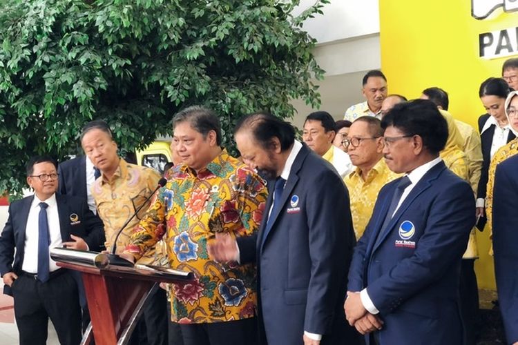 Ketua Umum Partai Golkar Airlangga Hartarto, dan Ketua Umum Partai Nasdem Surya Paloh pasca pertemuan di kantor DPP Partai Golkar, Slipi, Jakarta, Rabu (1/2/2023). 