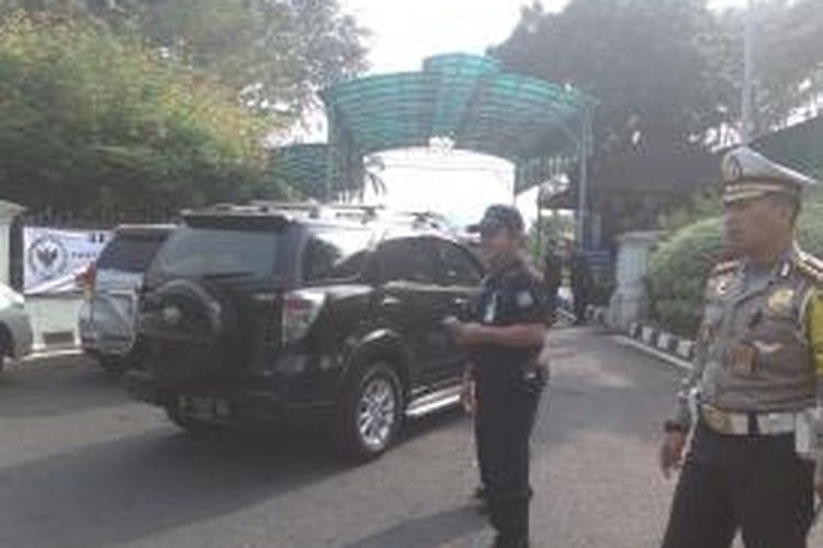 Suasana pengamanan di Pintu Masuk Belakang Kompleks DPR/MPR RI,Jalan Patal Senayan,Jakarta, Rabu (1/10/2014)