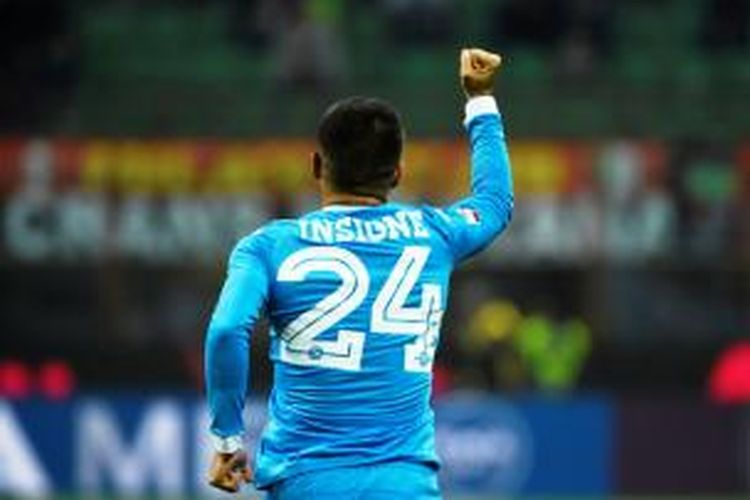 Selebrasi gelandang Napoli, Lorenzo Insigne, setelah mencetak gol ke gawang AC Milan, pada pertandingan lanjutan Serie-A, di Stadion San Siro, Minggu atau Senin (5/10/2015) dini hari WIB. 