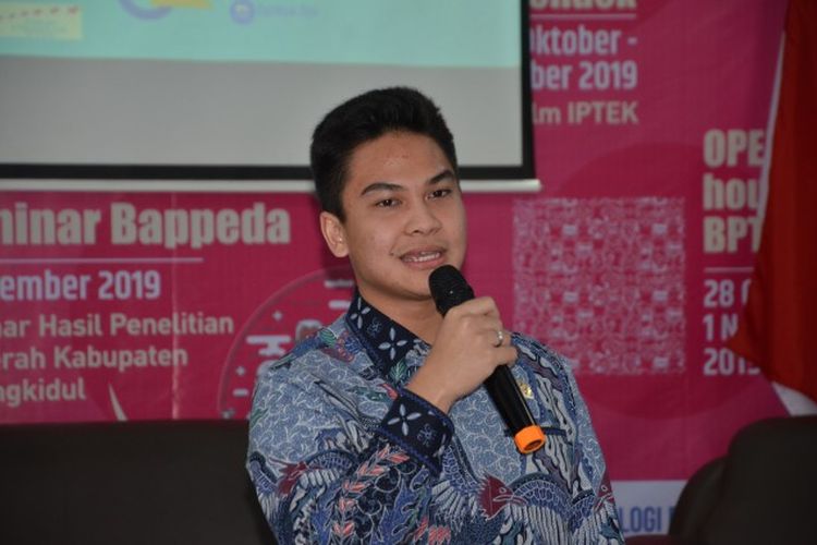 Anggota Komisi VII DPR RI Arkanata Akram dalam Kunjungan Kerja Spesifik Komisi VII DPR RI ke Balai Penelitian Teknologi Bahan Alam (BPTBA), LIPI, Gunung Kidul, Yogyakarta, Jumat (22/11/2019).