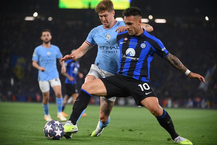 Bek Manchester City John Stones (belakang) berebut bola dengan penyerang Inter Milan Lautaro Martinez pada final Liga Champions antara Inter Milan vs Manchester City di Stadion Olimpiade Ataturk di Istanbul, pada Minggu (11/6/2023) dini hari WIB.