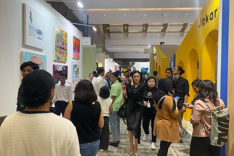 Perhelatan Art Jakarta digelar 17-19 November 2023 di JIEXPO Kemayoran, Jakarta Utara. Suasana ramai terlihat di Art Jakarta pada hari pertama, Jumat (17/11/2023). 
