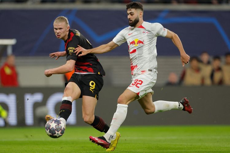 Aksi Josko Gvardiol (kanan) saat masih membela RB Leipzig dan berduel dengan penyerang Manchester City, Erling Haaland, saat keduanya bertemu pada laga leg pertama babak 16 besar Liga Champions, 22 Februari 2023. Gvardiol telah resmi pindah ke Man City. Artikel ini berisi jadwal Liga Inggris yang menyajikan laga Burnley vs Man City.