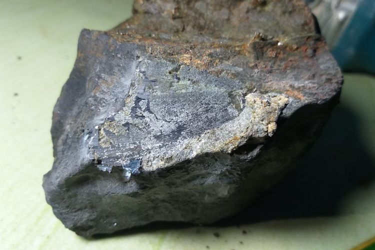 Batu meteorit yang menghantam rumah warga di Lampung Tengah. Peneliti Itera Lampung memastikan batu itu adalah pecahan meteor yang masuk atmosfer bumi. 
