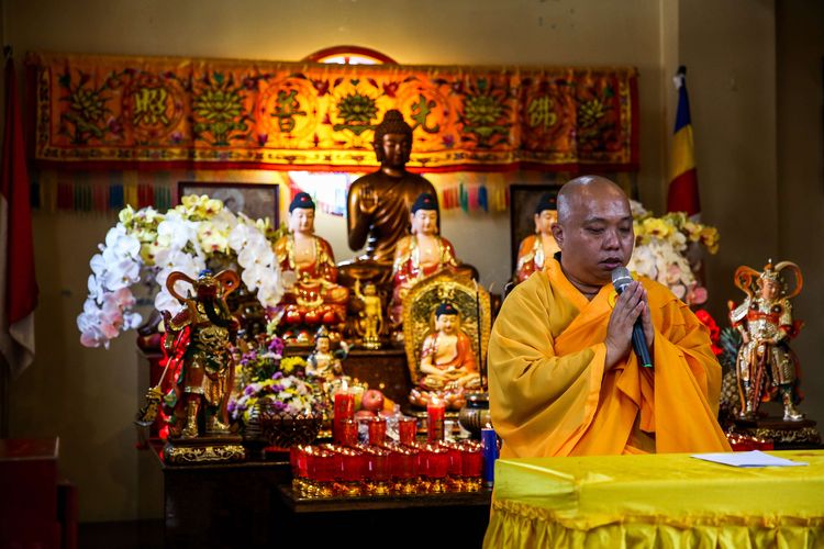 Bhante Nyanagupta memimpin kebaktian perayaan Tri Suci Waisak Nasional 2564 BE/2020 secara online di Vihara Dhanagun, Bogor, Jawa Barat, Kamis (7/5/2020). Kebaktian secara online dilakukan untuk mengurangi potensi pengumpulan massa selama pandemi virus corona atau COVID-19.