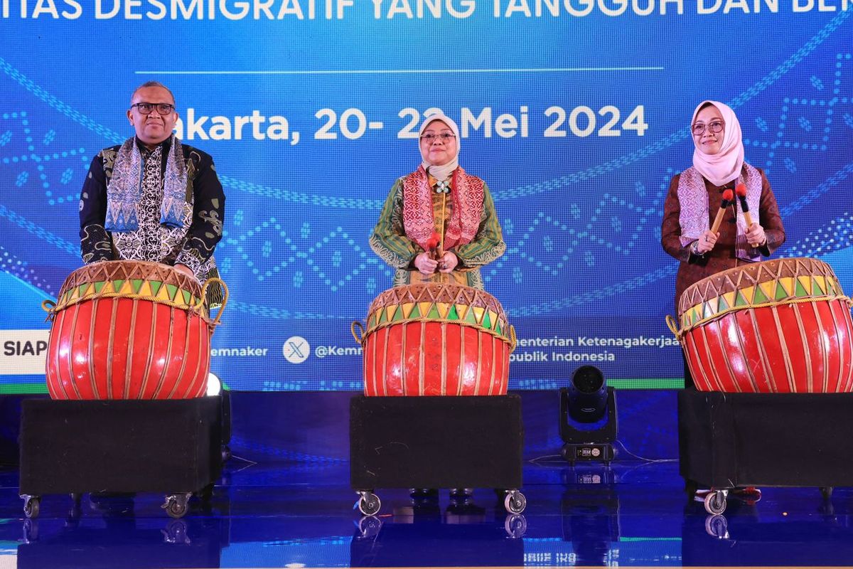 Menteri Ketenagakerjaan (Menaker) Ida Fauziyah saat membuka kegiatan Evaluasi Program Desmigratif Tahun 2024, di Jakarta, Senin (20/5/2024) malam.
