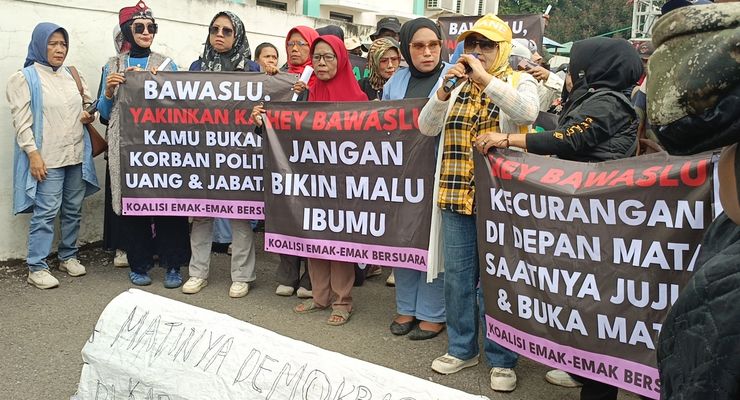 Ratusan Emak-Emak Aksi di Bawaslu Bandung, Soroti Kecurangan Pilkada