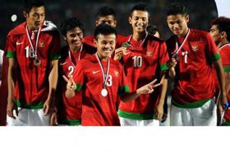 Febly Gushendra (depan) bersama rekan-rekannya merayakan kesuksesan Timnas U-19 menjuarai Piala AFF U-19.
