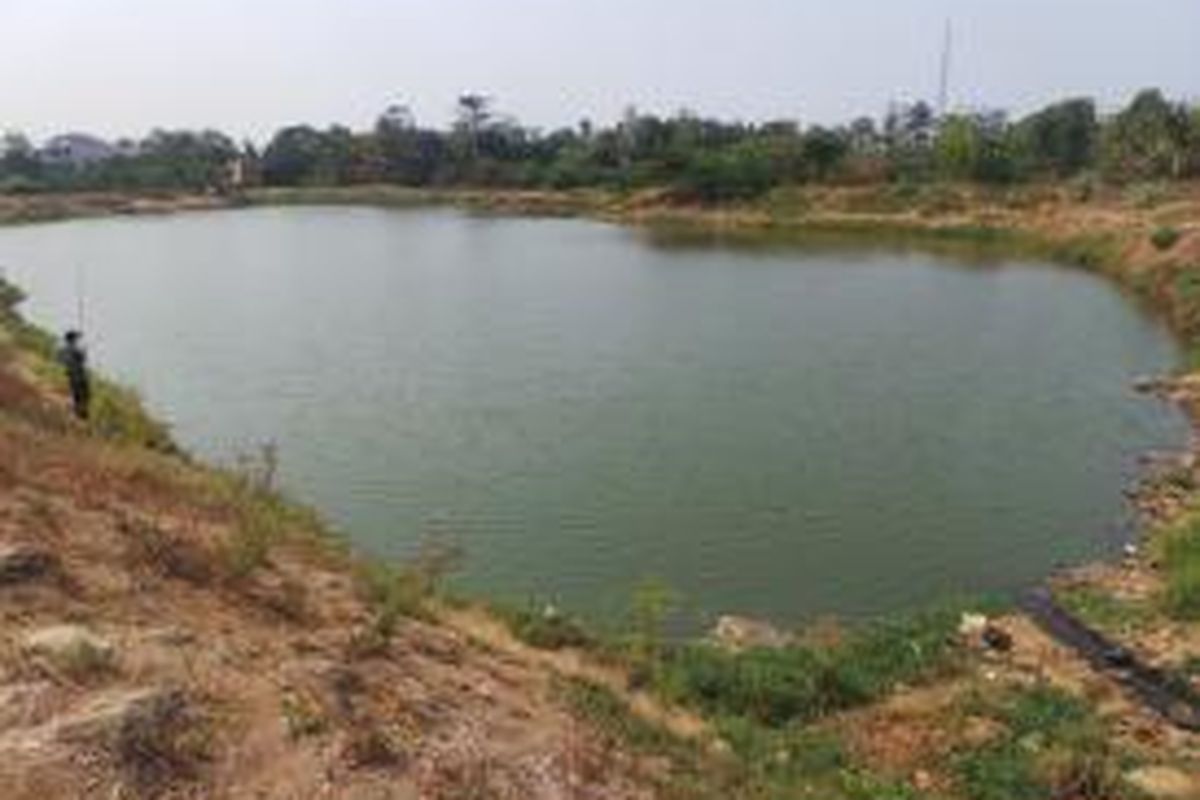 Warga nampak memancing di sekitar Waduk Giri Kencana di Cilangkap, Jakarta Timur. Proyek pembangunan waduk ini terhenti dikarenakan masalah sengketa lahan. Jumat (25/9/2015).