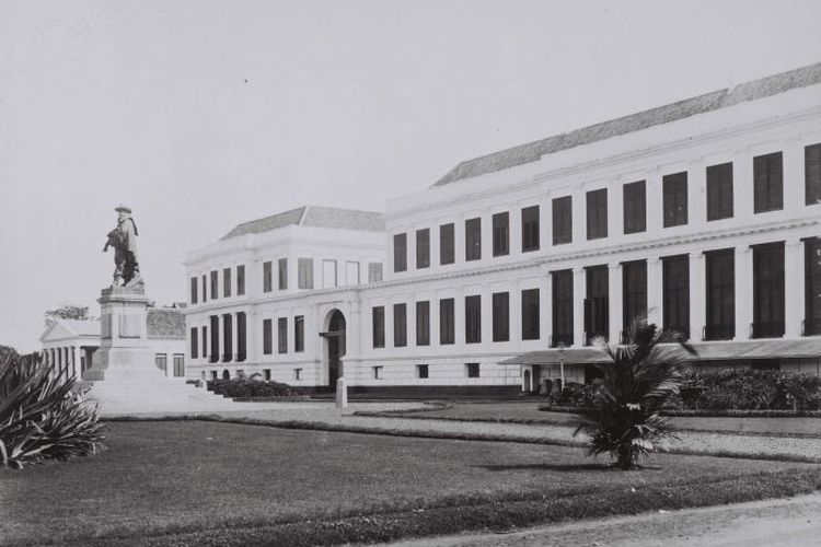 Kondisi bangunan Istana Daendels di Weltevreden antara tahun 1880 dan 1920, dengan patung J.P Coen di halamannya. Saat ini bangunan tersebut menjadi Gedung A.A. Maramis di kompleks Kementerian Koordinator Bidang Perekonomian di Jakarta Pusat.