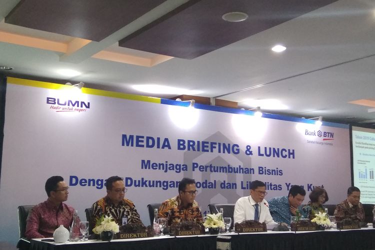 Direktur Utama Bank BTN Pahala N. Manshur  bersama para jajaran direksi BTN di Jakarta, Senin (17/2/2020).
