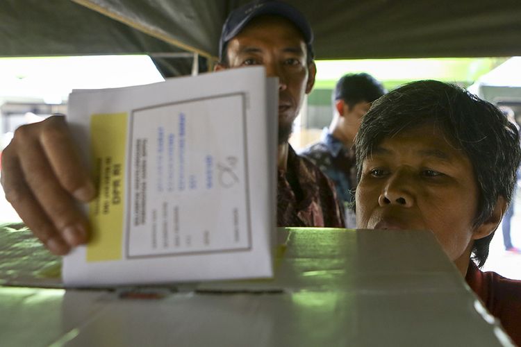 Penyandang disabilitas mental memasukkan surat suara ke dalam kotak suara seusai menggunakan hak pilihnya di TPS Panti Sosial Bina Laras Harapan Sentosa 1 Cengkareng, Jakarta Barat, DKI Jakarta, Rabu (17/4/2019).