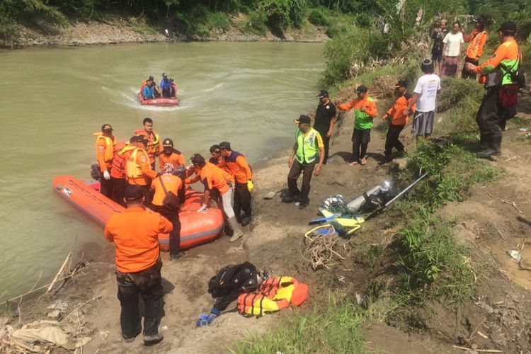 Tim SAR Gabungan menemukan jasad Vita binti Toni, warga Dukuh Pagak, RT 01 RW 08, Desa Kedungwinangun, Kecamatan Klirong, Kebumen yang hilang tenggelam di Sungai Luk Ulo (bukan Lukilo), Senin (8/5/2017) siang.