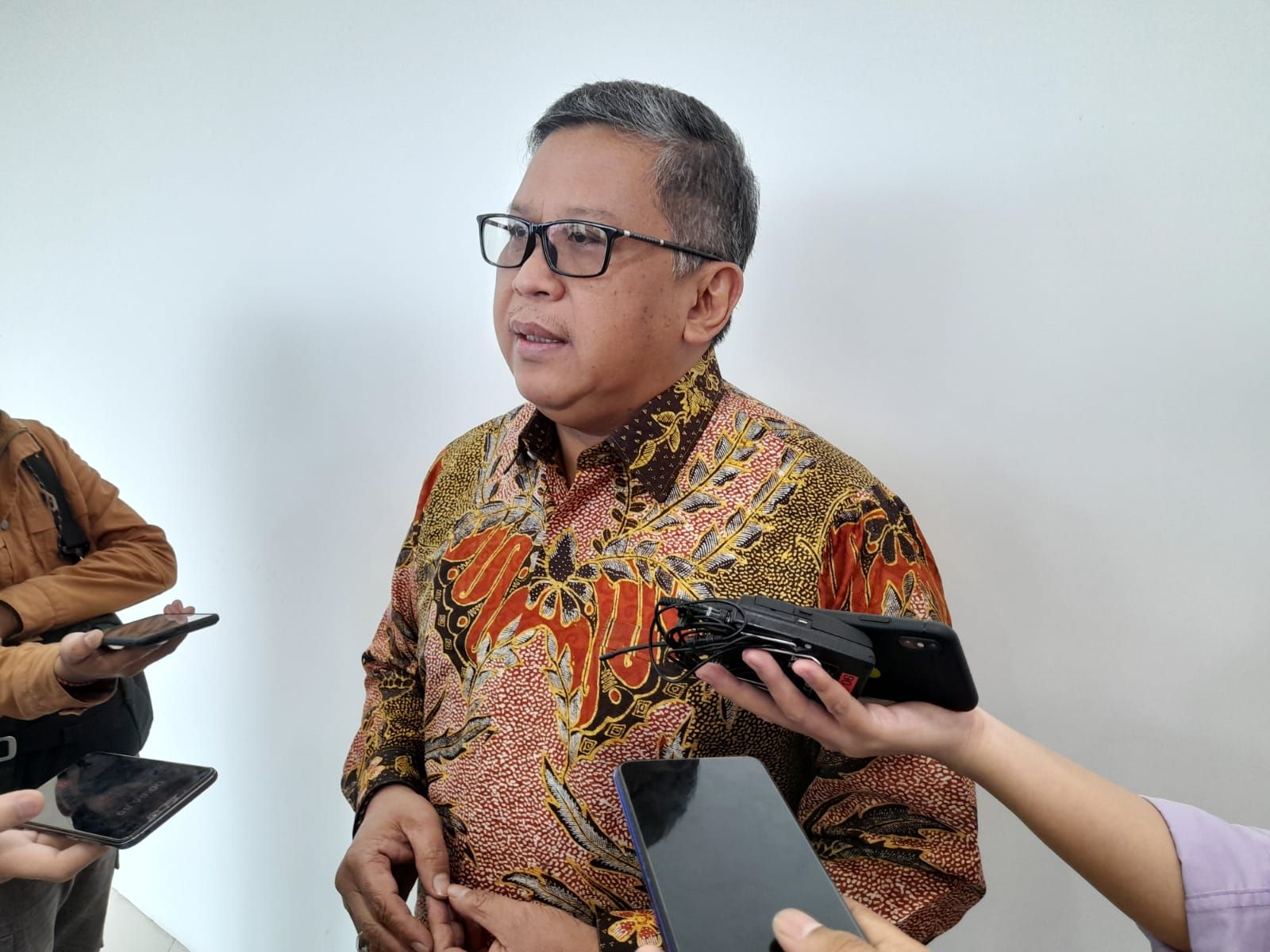 Kunjungi Surabaya, Sekjen PDIP Bicara Soal Pertemuan Relawan Pro Jokowi dengan Prabowo