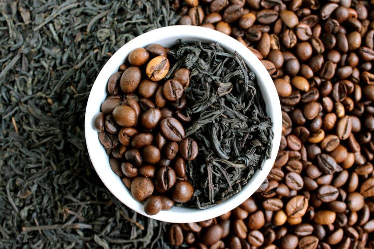 Ilustrasi kopi dan teh. Kandungan kafein pada kopi dan teh bervariasi, bergantung pada jenis dan penyajian minuman. Namun, kandungan kafein pada kopi lebih tinggi dibandingkan teh.