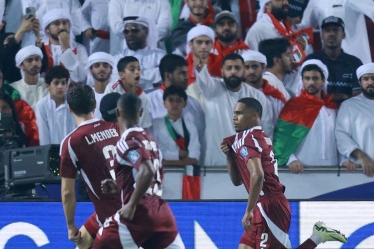Bek Qatar #2 Pedro Miguel merayakan gol kedua timnya dalam pertandingan sepak bola Kualifikasi Piala Dunia 2026 Zona Asia antara Qatar vs UEA di Stadion Jassim Bin Hamad di Doha pada 14 Oktober 2025. Karim JAAFAR/AFP