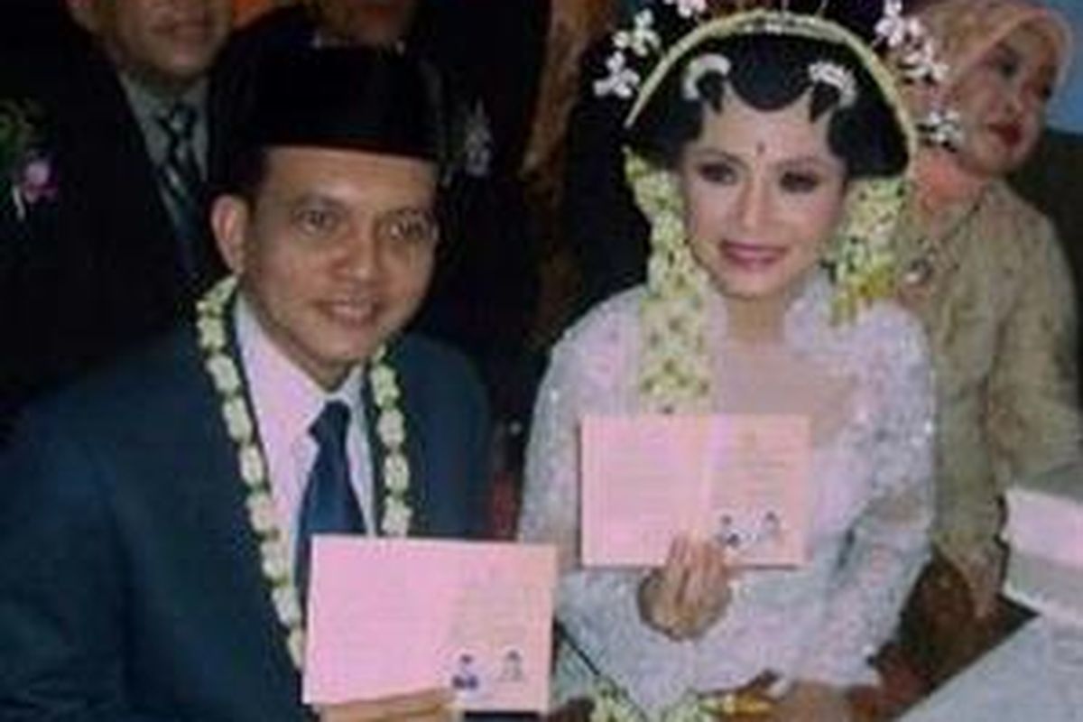 Amin saat mengikuti prosesi pernikahan dengan pedangdut Kristina Iswandari, 4 Januari 2007 di Masjid Sunda Kelapa Jakarta Pusat. 