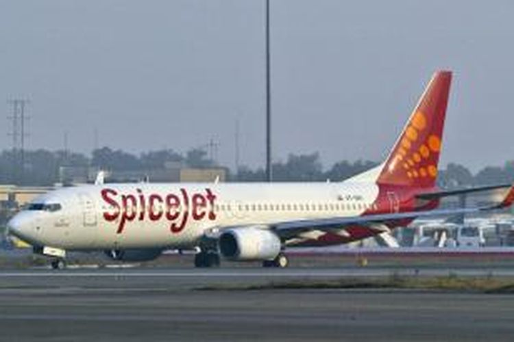 Sebuah pesawat milik maskapai penerbangan SpiceJet sedang bersiap di landas pacu bandara internasional New Delhi.