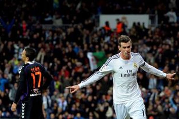Gelandang Real Madrid Gareth Bale merayakan gol ke gawang Real Valladolid dalam pertandingan lanjutan La Liga yang berlagsung di Stadion Santiago Bernabeu, Minggu (1/12/2013) WIB.