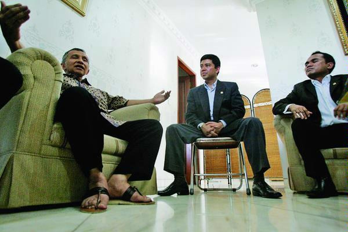 Yuddy Chrisnandi (tengah) dan Syahrin Hamid (kanan) bersama beberapa anggota Koalisi Muda Kabinet Bayangan mengunjungi Amien Rais di kediamannya di kawasan Gandaria, Jakarta Selatan, untuk berkonsultasi, Rabu (27/2). Mereka antara lain meminta pendapat Amien Rais tentang pemahaman regenerasi kepemimpinan nasional.  