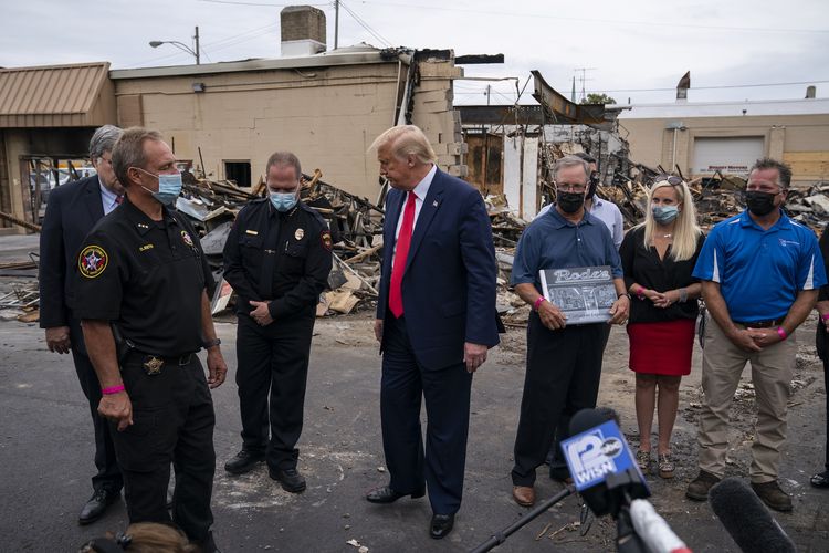 Presiden Donald Trump ketika berbicara dengan para pengusaha dan penegak hukum ketika meninjau area yang rusak karena demo memprotes penembakan Jacob Blake di Kenosha,  Wisconsin, pada 1 September 2020.
