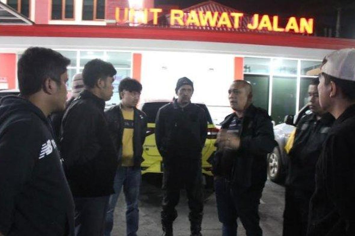Plt Kasat Reskrim Polres Tanah Karo AKP Henry D Tobing (tiga dari kanan), bersama tim melakukan pengembangan terkait penganiayaan yang dialami oleh seorang anggota Polri di pos retribusi air panas Sidebuk-Debuk, Desa Doulu, Berastagi, Senin (30/10/2023).


