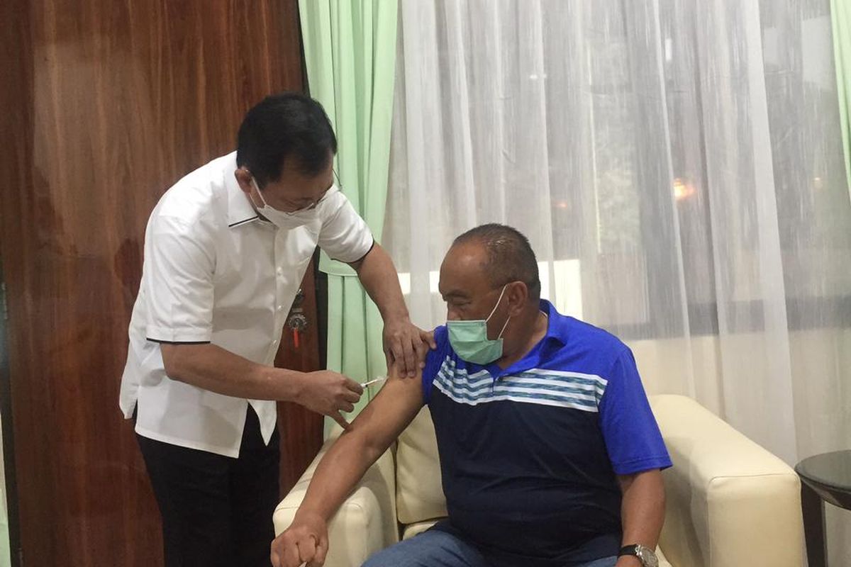 Mantan Menteri Kesehatan Terawan Agus Putranto melakukan penyuntikan vaksin Nusantara kepada Politikus senior Partai Golkar Aburizal Bakrie, di RSPAD Gatot Soebroto, Jakarta, Jumat (16/4/2021).