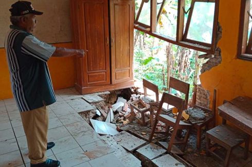 Ruang Rusak, Siswa SD di Banyumas Masuk Bergantian, Kadang Terpaksa Belajar di Luar Kelas