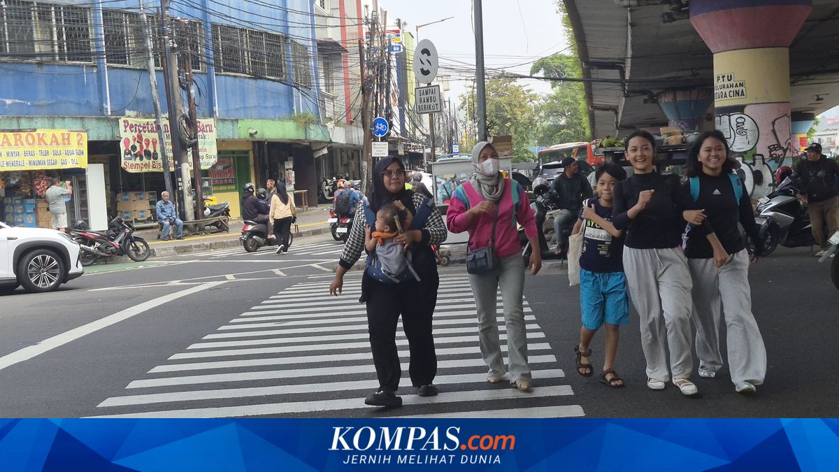 Terminal Kampung Melayu Terhimpit Lahan, Pejalan Kaki Belum Punya Jalur Aman