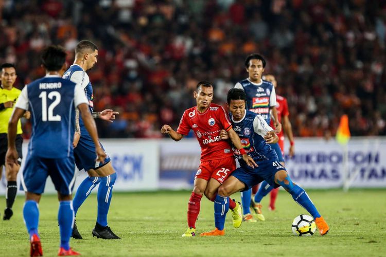 Pemain Persija Jakarta Riko Simanjutak berebut bola dengan pemain Arema Malang saat Liga 1 di Stadion Utama Gelora Bung Karno, Jakarta, Sabtu (31/3/2018). Persija menang dengan skor 3-1.