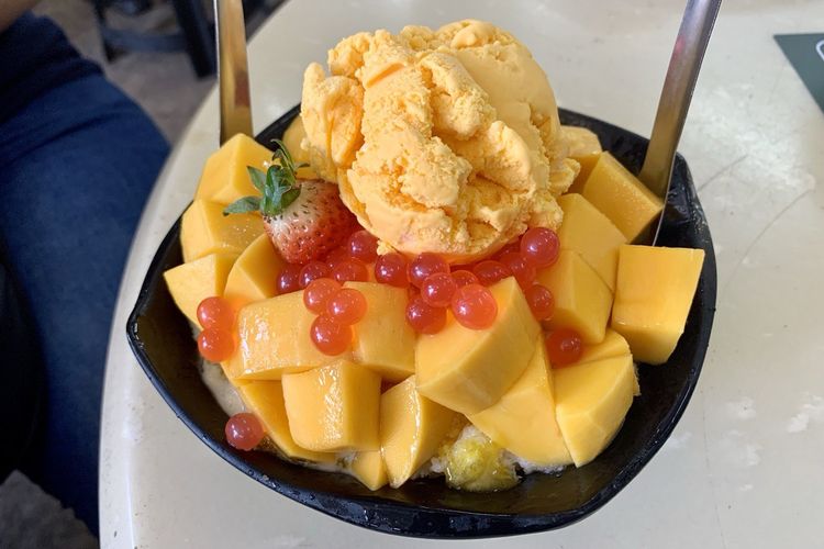 Tidak perlu takut lapar dan haus selama berada di Penang Hill. Tempat wisata ini menyiapkan restoran dan food court untuk menikmati beragam sajian segar.