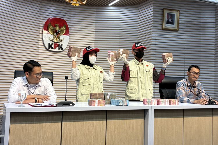 Komisi Pemberantasan Korupsi (KPK) memamerkan uang Rp 1,5 miliar yang disita dalam Operasi Tangkap Tangan (OTT) kasus dugaan suap terkait restitusi pajak di KPP Banjarmasin, Kalimantan Selatan.