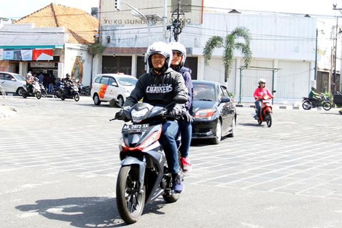 Berwisata naik motor di Yogyakarta.