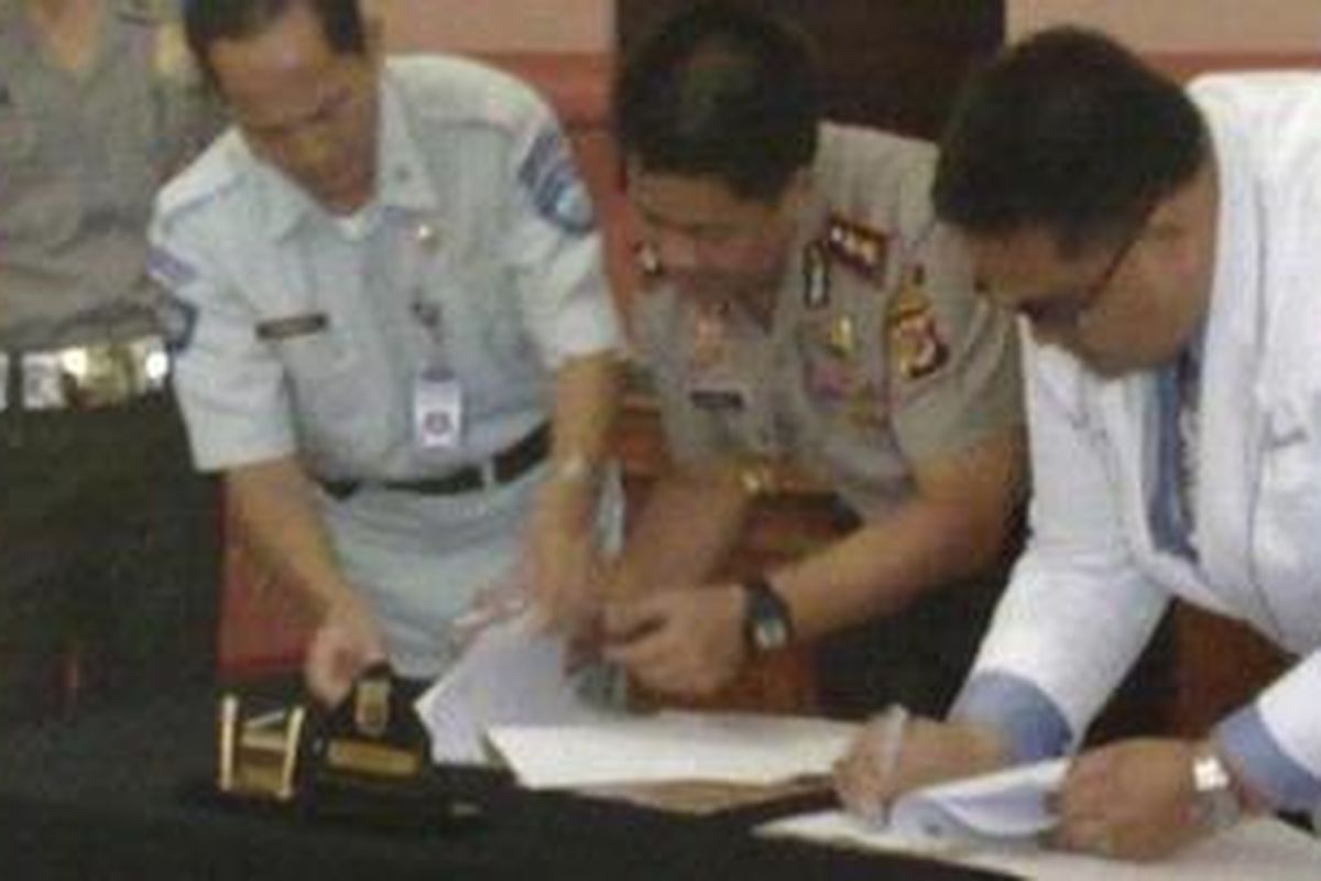 Penandatanganan kerjasana menangani kecelakaan lalu lintas terpadu antara (dari kanana ke  kiri) Direktur RS MH Thampirn Abdul F Radjak, Kepala Polres Bogor AKBP Dadang Rahardja, Kepala Jasa Raharja Wilayah Bogor Subekti di aula Polres Bogor di Cibinong, Kamis (9/12/2010). 