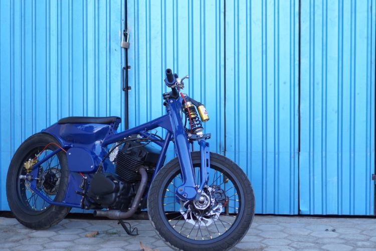 Motor custom bergaya streetcub dengan mesin 2-silinder