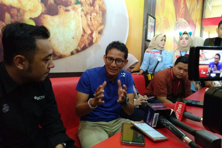 Calon wakil presiden nomor urut 02, Sandiaga Uno menjawab pertanyaan wartawan saat media gathering di Restoran Cricket Chicken di Jalan KH Abdurrahman Wahid, Kecamatan Sungai Raya, Kabupaten Kubu Raya, Kalimantan Barat, Selasa (2/4/2019).