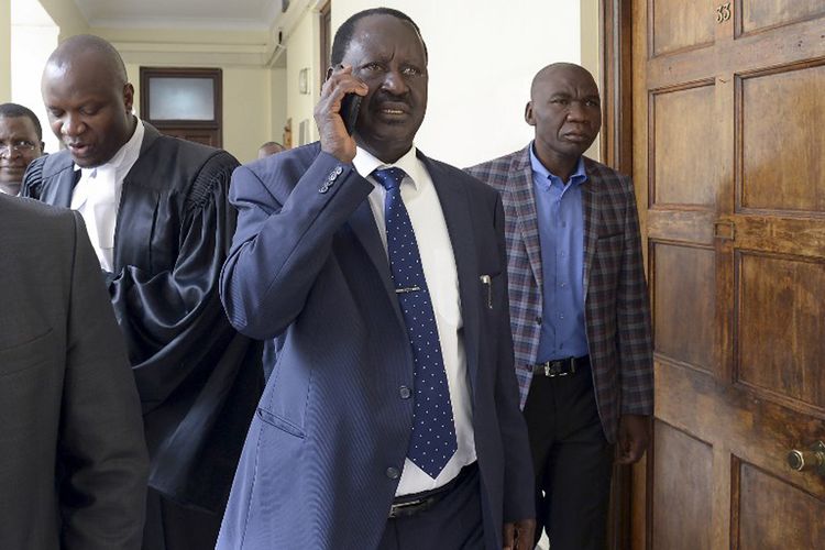 Pemimpin oposisi Kenya dan pemimpin National Super Alliance (NASA) Raila Odinga (tengah) saat menghadiri sidang pada tanggal 28 Agustus 2017 di Nairobi, atas sebuah petisi oposisi yang menentang hasil pemilihan presiden 8 Agustus.