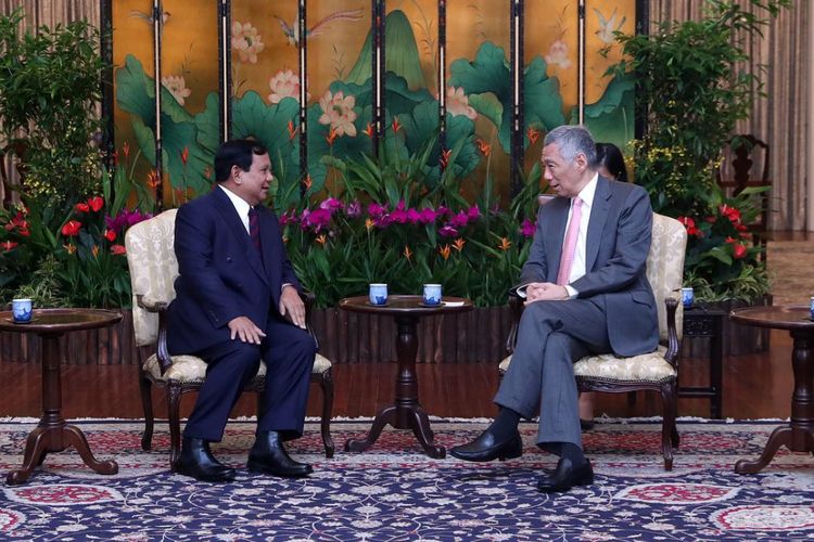 Calon Presiden nomor urut 02 Prabowo Subianto bertemu dengan Perdana Menteri Singapura Lee Hsien Loong, Senin (26/11/2018). Pertemuan dengan PM Loong tersebut merupakan bagian dari kegiatan Prabowo selama dua hari, hingga Selasa (27/11/2018), di Singapura.