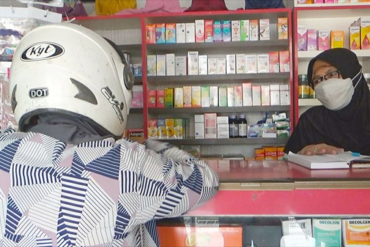 sebuah apotek di Mataram NTB melayani warga yang membeli obat, Pihak Apotek tidak menjual obat sirup untuk sementara waktu hingga ada kepastian dari pemerintah.