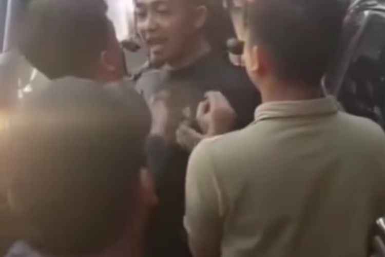 VIRAL: Video seorang tentara berinisial Pratu IY adu mulut dengan pengendara mobil di Jalan Sultan Agung depan Hotel Padma, Jawa Tengah (Jateng) viral di media sosial.