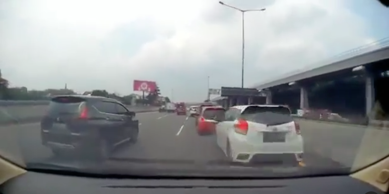 Beredar di media sosial video yang memperlihatkan beberapa mobil nyaris alami tabrakan beruntun di tol Jakarta-Cikampek, arah Jakarta, tepatnya di km 7.
