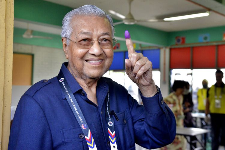 Mantan Perdana Menteri Malaysia dan Menteri Ketua Gerakan Tanah Air (Partai Tanah Air) Mahathir Mohamad menunjukkan jarinya yang bertanda tinta usai mencoblos pemilihan umum di Alor Setar, Kedah, Malaysia, Sabtu, 19 November 2022.