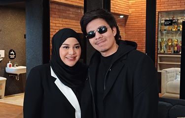Pasangan penyanyi Aurel Hermansyah dan YouTuber Atta Halilintar saat konferensi pers perilisan lagu Aku Juga Manusia di AH Basecamp, Pondok Indah, Jakarta Selatan, Kamis (11/7/2024).
