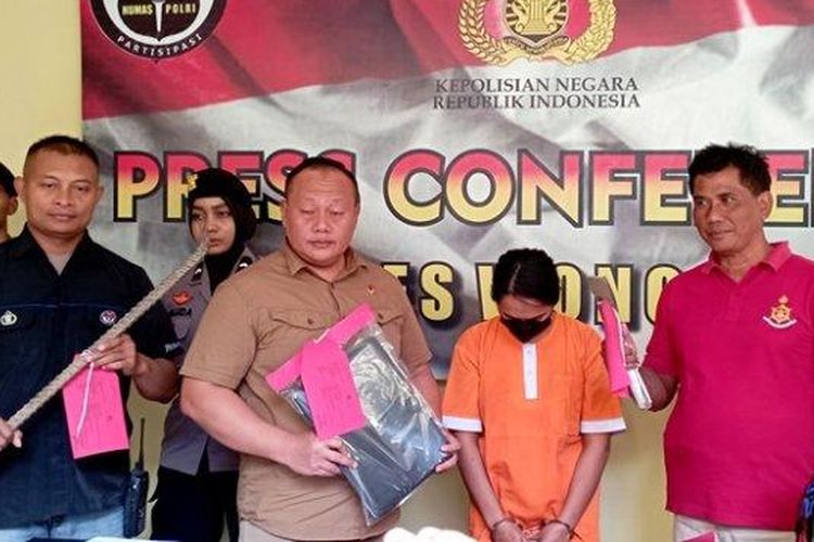 Tersangka, seorang ibu rumah tangga dalam kasus pembobolan rumah kosong dihadirkan dalam press conference Polres Wonosobo, Kamis (22/6/2023). 
