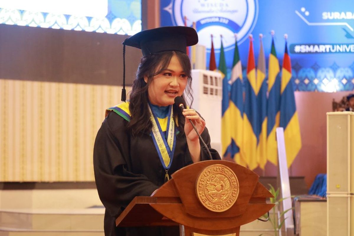 Mahasiswi Universitas Airlangga (Unair), Maria Apriliani Gani yang lulus S3 Farmasi Unair usia masih 24 tahun dan raih IPK 4.