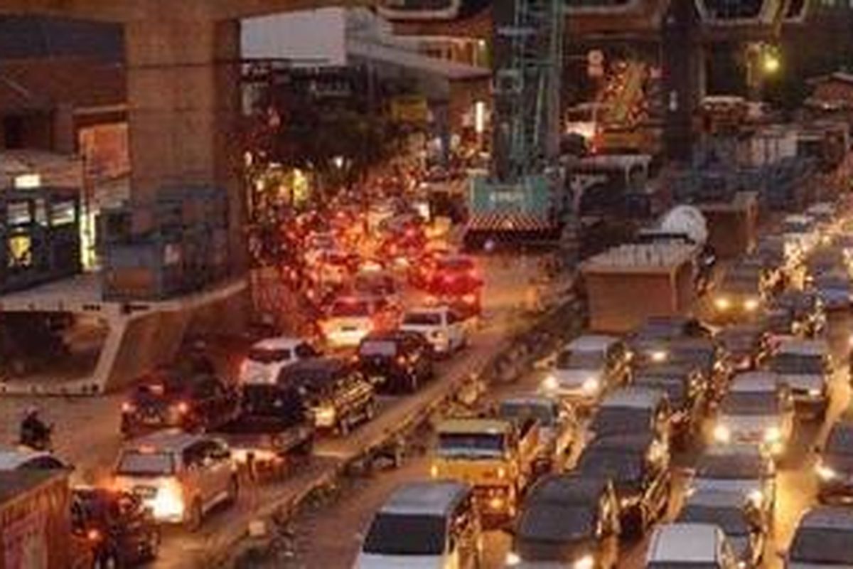 Kepadatan arus kendaraan bermotor di bawah tiang-tiang beton jalan layang non tol Kampung Melayu-Tanah Abang di Jalan Casablanca, Jakarta Selatan, Kamis (11/10/2012). Selain penambahan panjang jalan, percepatan pembangunan moda transportasi massal juga menjadi kebutuhan mendesak untuk mengurai kemacetan akut yang terjadi di Jakarta.  