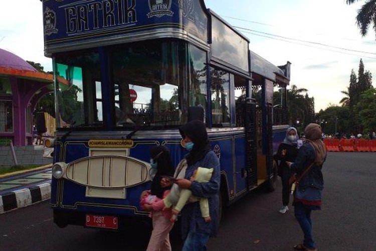 Bus Gatrik, bus wisata yang disediakan untuk wisatawan keliling Ciamis.
