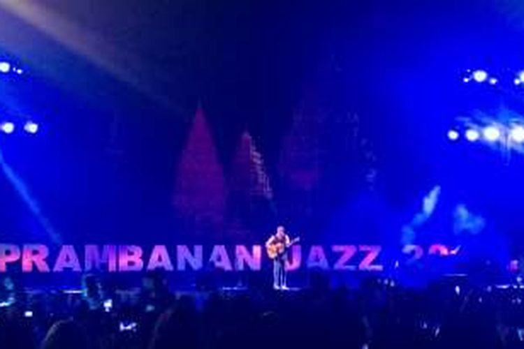 Penyanyi Australia Rick Price tampil di panggung Prambanan Jazz 2016 di kompleks Candi Prambanan, Yogyakarta, Sabtu (20/8/2016) malam.