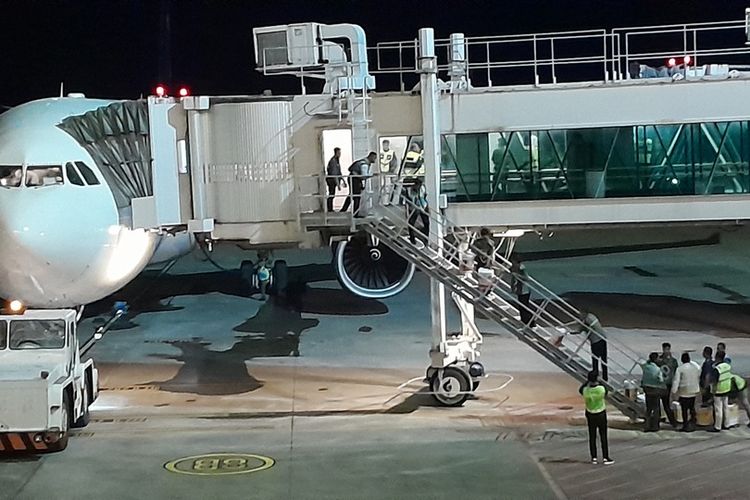 Pesawat Garuda Indonesia A330-300 yang membawa Calon Jemaah Haji di Bandar Udara Yogyakarta International Airport menuju Arab Saudi.