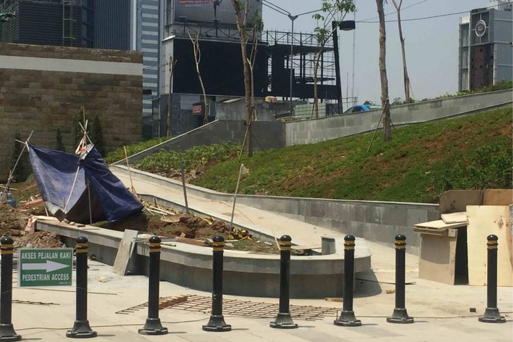 Akses bagi penyandang disabilitas yang dibangun di taman MRT Dukuh Atas, Jakarta Pusat, Selasa (25/9/2018). 